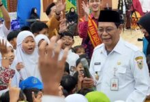 Gubernur Kalsel berinteraksi dengan anak-anak