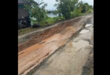 Jalan Desa Keliling Benteng Tengah Jadi 'Bubur'