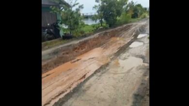 Jalan Desa Keliling Benteng Tengah Jadi 'Bubur'