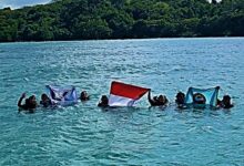 Pengibaran Bendera Merah Putih di Bawah Air