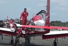 Pesawat bertipe KT-1 Wong Bee, yang terparkir di apron bandara Syamsudin Noor