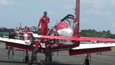 Pesawat bertipe KT-1 Wong Bee, yang terparkir di apron bandara Syamsudin Noor