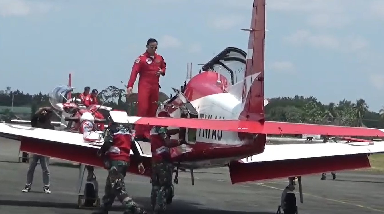 Pesawat bertipe KT-1 Wong Bee, yang terparkir di apron bandara Syamsudin Noor