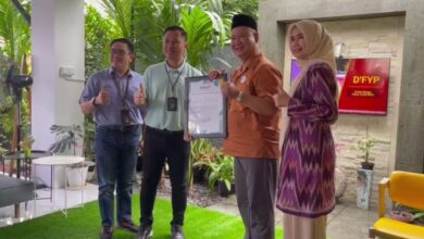 Penyerahan Penghargaan Sebagai Mitra Terbaik 2024 kepada PLN Kalselteng