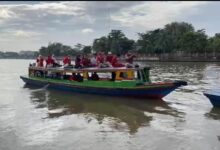 Sekda Kota Banjarmasin Bagikan Bendera ke Kuin Kacil dengan Kelotok