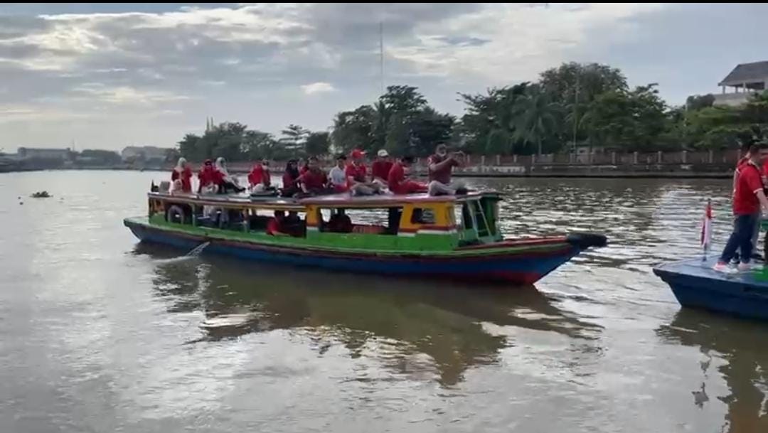 Sekda Kota Banjarmasin Bagikan Bendera ke Kuin Kacil dengan Kelotok