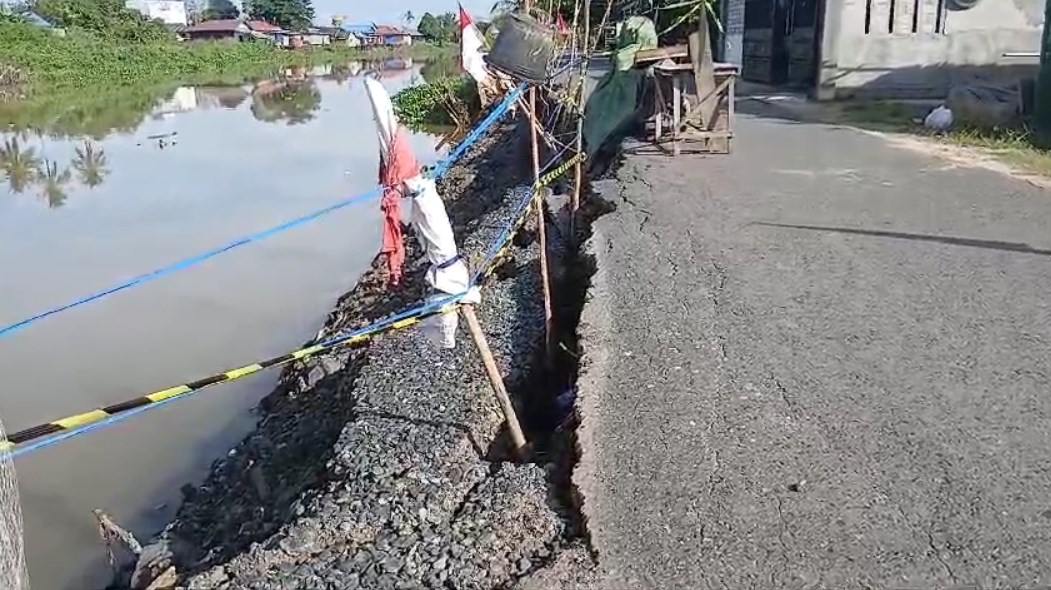 Siring di jalan Desa Dalam Pagar ambrol, mengakibatkan jalan longsor