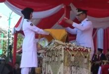 Syamsir Rahman, PJ Bupati Tanah Laut saat menyerahkan bendera merah putih