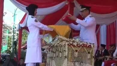 Syamsir Rahman, PJ Bupati Tanah Laut saat menyerahkan bendera merah putih