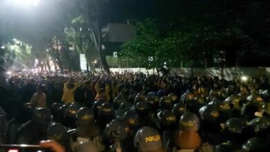 aksi demonstras mahasiswa di depan gedung DPRD Kalsel