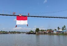 pengibaran bendera merah putih di atas Jembatan Antasan Bromo