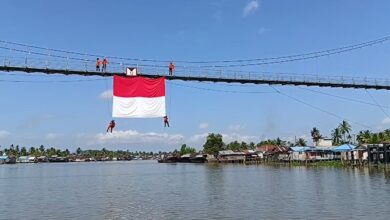 pengibaran bendera merah putih di atas Jembatan Antasan Bromo