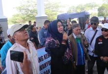 Barisan Anak Bangsa Anti Kecurangan (BABAK) Kalsel menggeruduk dan berunjuk rasa di Kantor Gubernur Kalsel