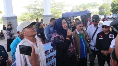 Barisan Anak Bangsa Anti Kecurangan (BABAK) Kalsel menggeruduk dan berunjuk rasa di Kantor Gubernur Kalsel