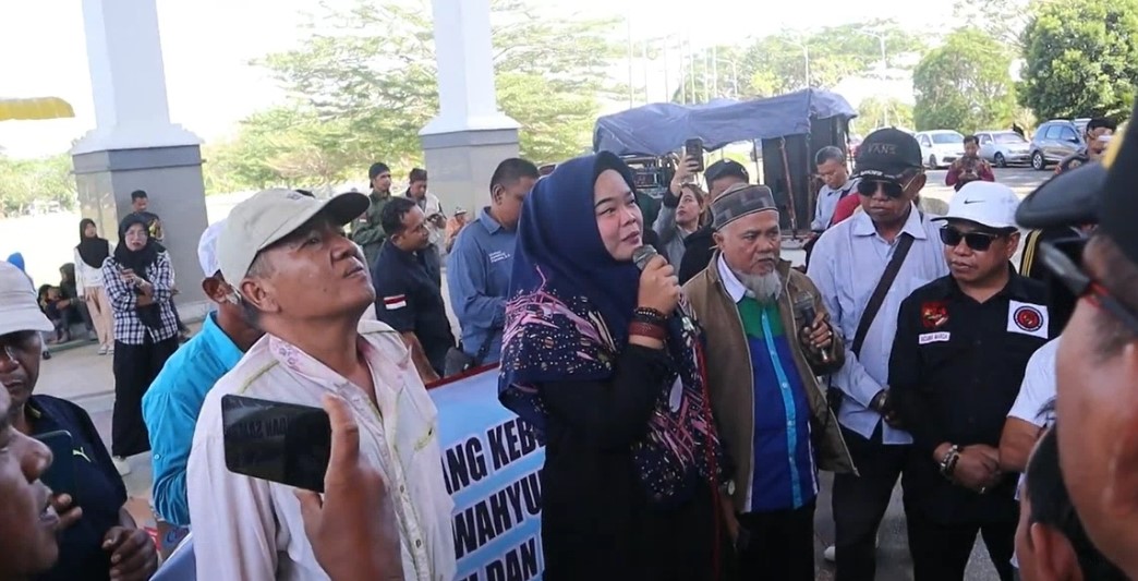 Barisan Anak Bangsa Anti Kecurangan (BABAK) Kalsel menggeruduk dan berunjuk rasa di Kantor Gubernur Kalsel