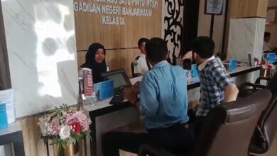 Kuasa hukum MS, mendatangi Kantor Pengadilan Negeri Banjarmasin (foto: duta tv)