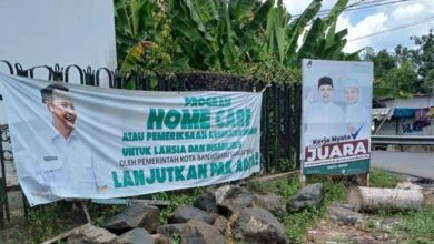 Salah satu baliho yang menampilkan poster Walikota Banjarbaru Aditya Mufti Ariffin lengkap dengan seragam dinas