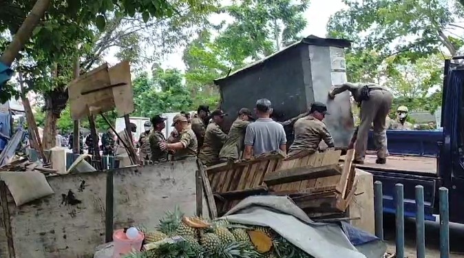 Satpol PP kota Banjarmasin melakukan penertiban di kawasan Pasar Kalindo