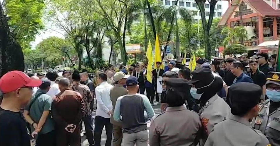 mahasiswa gerudug kantor DPRD Kota Banjarmasin