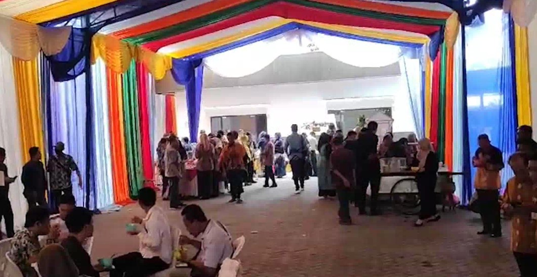 makan bersama dengan para konstituen yang terdiri dari masyarakat di masing-masing daerah pemilihan anggota DPRD