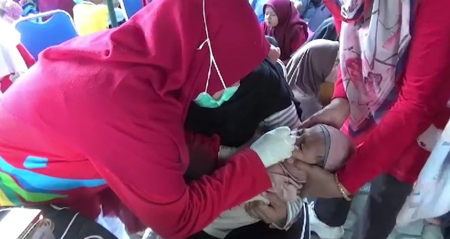 pemberian tetes vaksin polio untuk anak berusia di bawah tujuh tahun