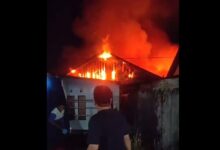 potongan video amatir api sudah membakar sebagian bangunan rumah di kawasan Jahri Saleh