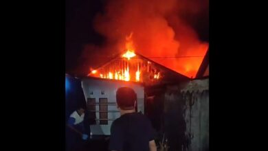 potongan video amatir api sudah membakar sebagian bangunan rumah di kawasan Jahri Saleh