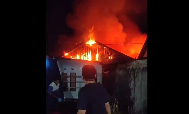 potongan video amatir api sudah membakar sebagian bangunan rumah di kawasan Jahri Saleh