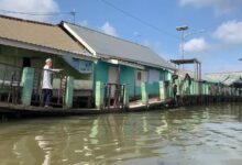 titian Kampung Hijau di Sungai Bilu, Banjarmasin Timur, sebagian jalan sudah mulai amblas