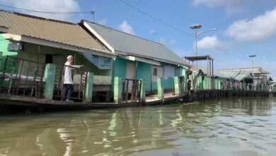 titian Kampung Hijau di Sungai Bilu, Banjarmasin Timur, sebagian jalan sudah mulai amblas