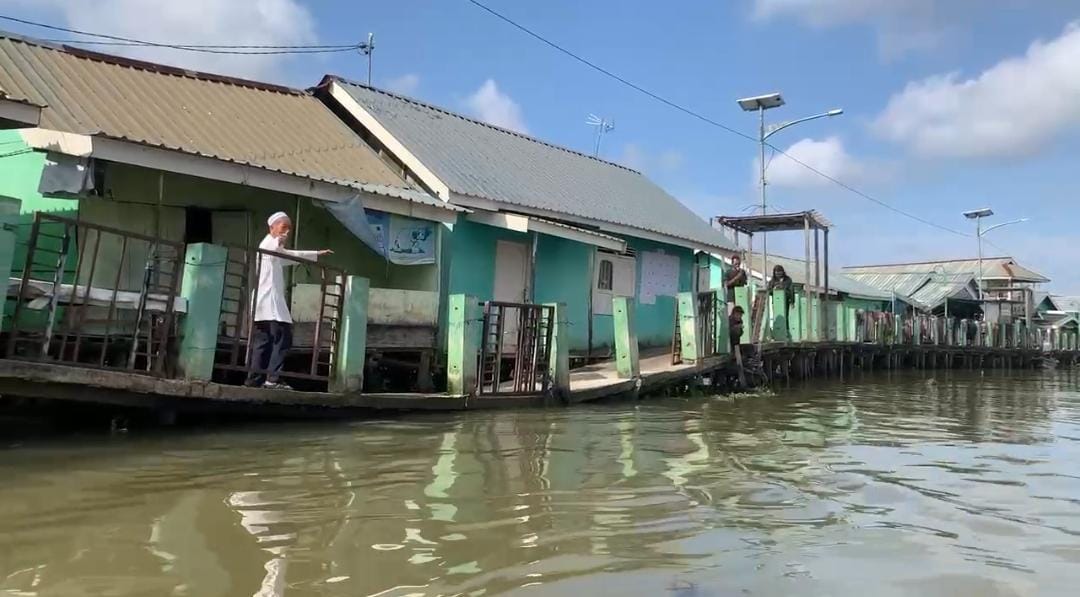 titian Kampung Hijau di Sungai Bilu, Banjarmasin Timur, sebagian jalan sudah mulai amblas