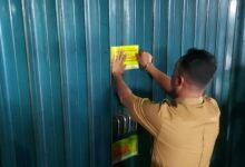 Kabid PSDP Disperindag Kota Banjarmasin, M. Ridho Satriya, menyegel salah satu toko