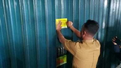 Kabid PSDP Disperindag Kota Banjarmasin, M. Ridho Satriya, menyegel salah satu toko