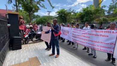 Sojuangun Hutauruk bersama keluarga ahli waris dan masyarakat menggelar aksi demo di depan Pengadilan Negeri Banjarmasin