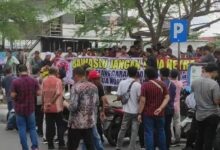 demo di depan Bawaslu Kalsel