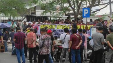 demo di depan Bawaslu Kalsel