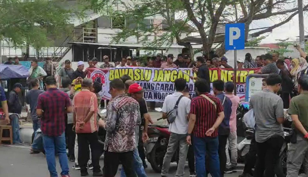 demo di depan Bawaslu Kalsel