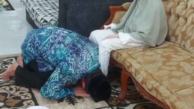 Arifin Noor sempat mencium kaki sang ibu sebelum berangkat ke TPS