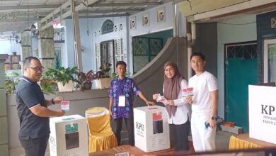 Lisa Halaby Bareng Keluarga Mencoblos di TPS 026 Sungai Besar