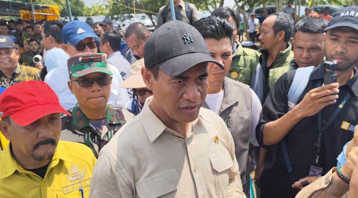 Menteri Pertanian RI, Andi Amran Sulaiman, meninjau program optimalisasi lahan, cetak sawah, dan pembentukan brigade pangan di Desa Anjir Pasar