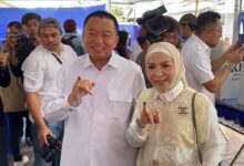 Muhidin tiba di TPS bersama istri dan anaknya