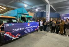 Pengibaran bendera start oleh Ketua KPU bersama Forkopimda Kota Banjarmasin menandai dimulainya distribusi logistik