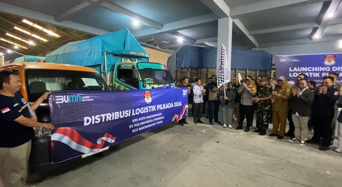 Pengibaran bendera start oleh Ketua KPU bersama Forkopimda Kota Banjarmasin menandai dimulainya distribusi logistik