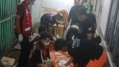 Proses evakuasi jasad Mawarni (49), warga Seberang Mesjid