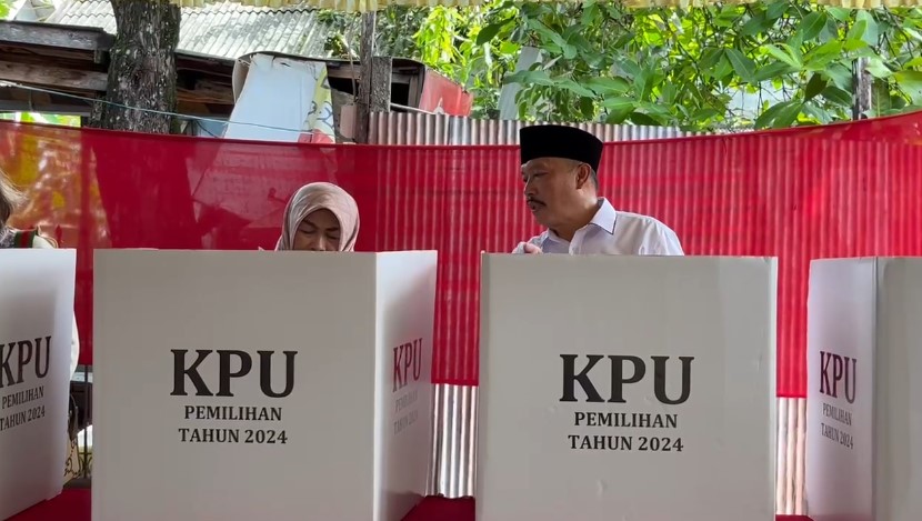 mukhyar bersama sang istri mencoblos di TPS