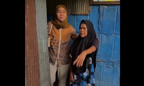 potongan video Lisa saat mendatangi salah seorang warga miskin