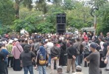 Ratusan massa demonstran,mendatangi kantor DPRD Kota Banjarbaru