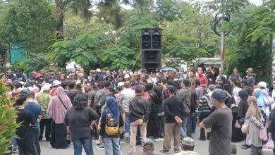 Ratusan massa demonstran,mendatangi kantor DPRD Kota Banjarbaru