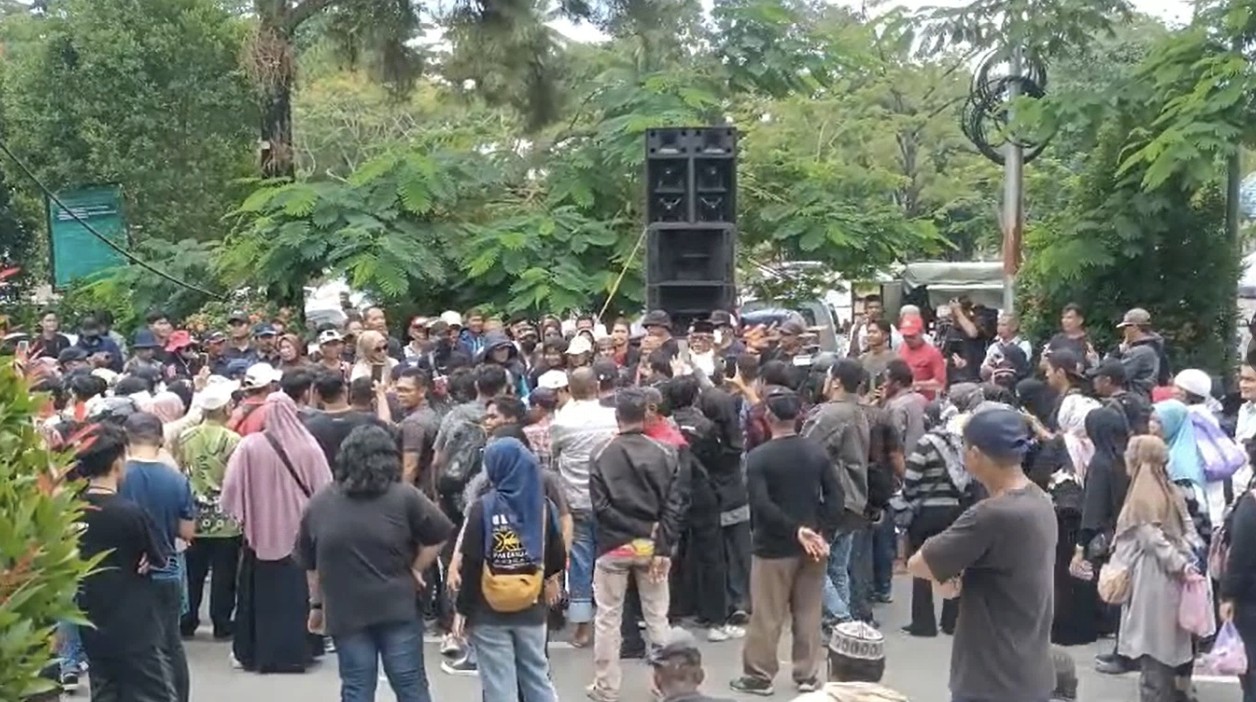 Ratusan massa demonstran,mendatangi kantor DPRD Kota Banjarbaru