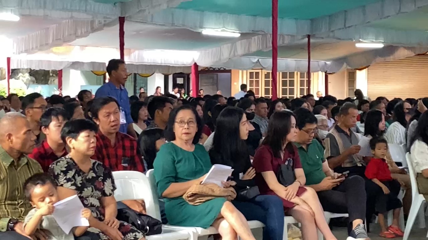 Ribuan Jemaat Ikuti Misa Natal Pagi Hari